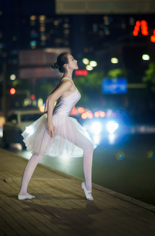 乐鱼体育app官网入口-选手直播间人气爆棚成功转型内容博主，主播转型明星